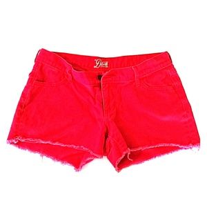 Shorty shorts with frayed edging